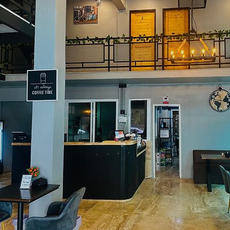 Friends Station Tukkom Hostel & Cafe Pattaya Exterior photo