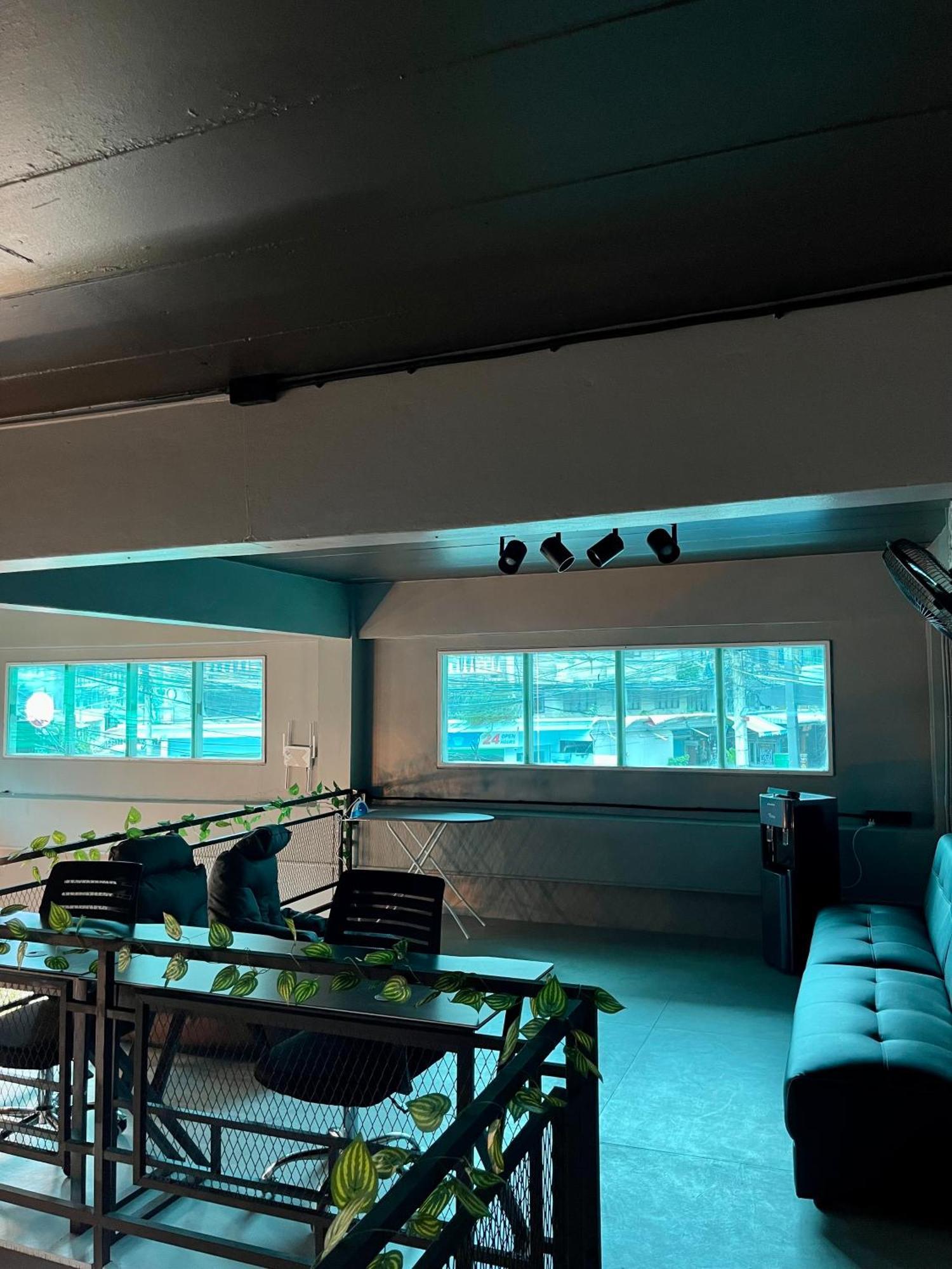 Friends Station Tukkom Hostel & Cafe Pattaya Exterior photo