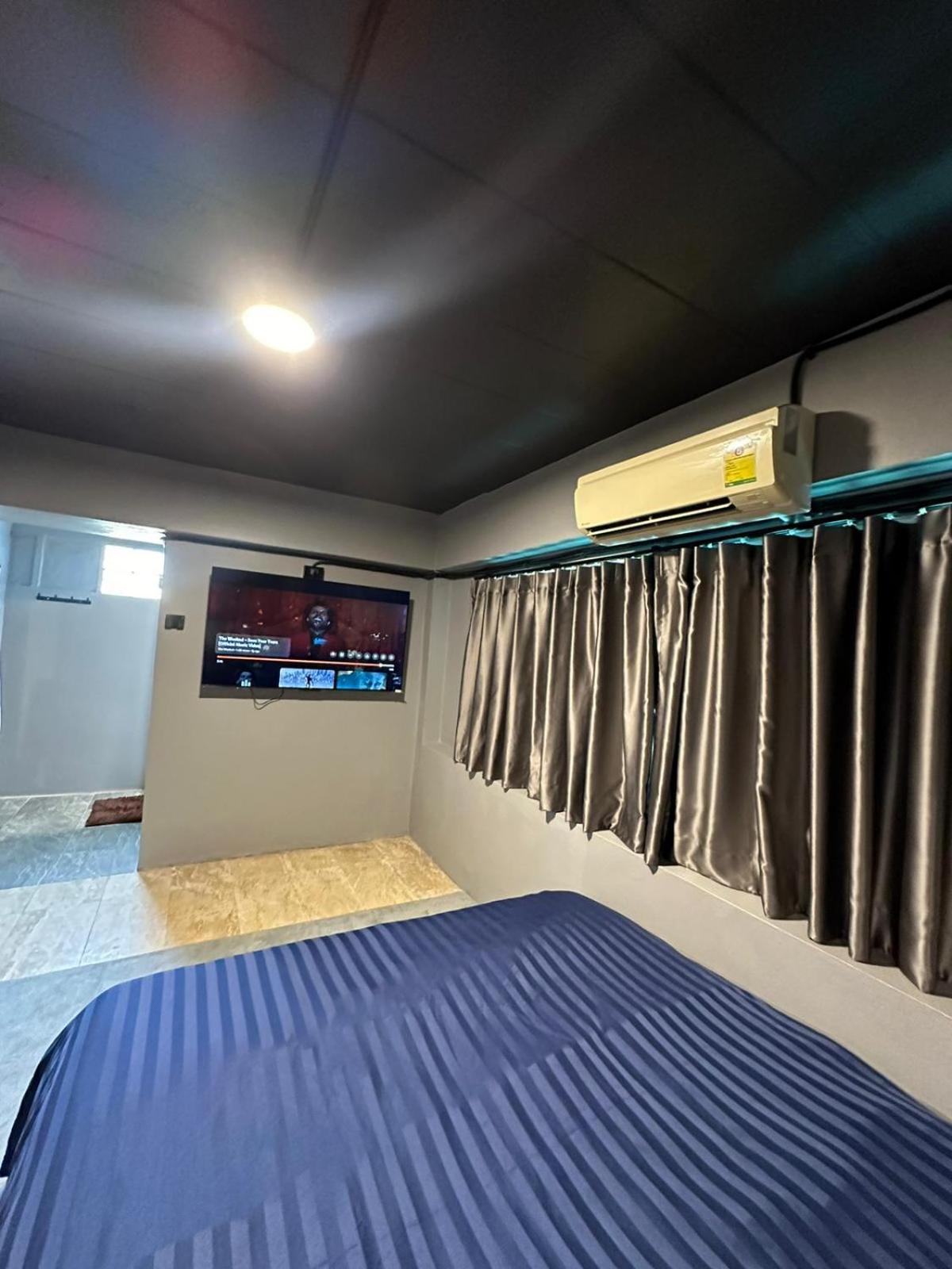 Friends Station Tukkom Hostel & Cafe Pattaya Exterior photo